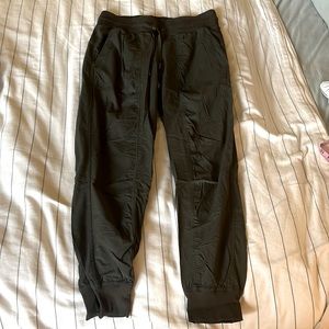 Lululemon joggers Size 8 green